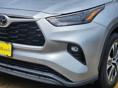 Used 2022 Toyota Highlander XLE FWD image 9