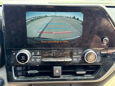 Used 2023 Toyota Highlander XLE AWD/4WD image 31