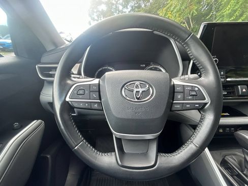 Used 2023 Toyota Highlander XLE AWD/4WD image 24