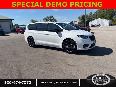 New 2026 Chrysler Pacifica Select image 9