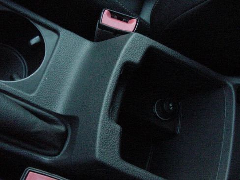 Used 2016 Volkswagen Golf Limited Edition image 22