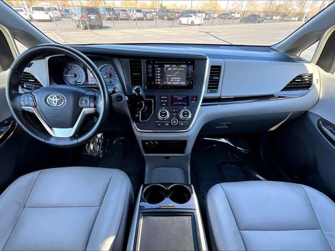 Used 2017 Toyota Sienna XLE image 15