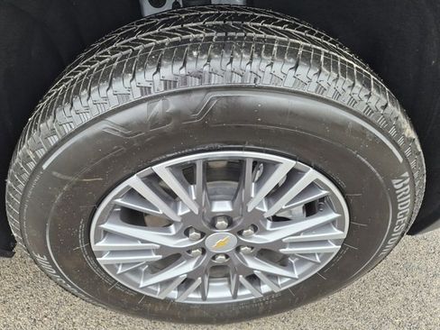 Used 2025 Chevrolet Traverse LT image 11