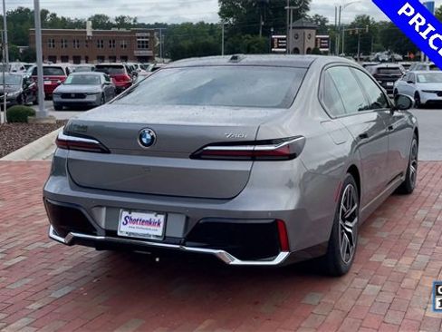 Used 2024 BMW 740i image 9