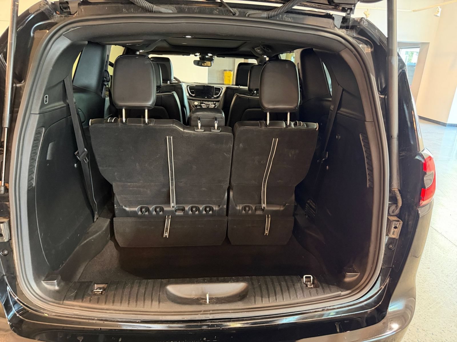 Used 2025 Chrysler Pacifica Limited FWD image 34