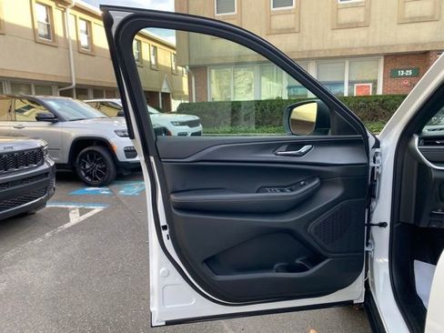 New 2025 Jeep Grand Cherokee Laredo w/ Luxury Tech Group I image 21