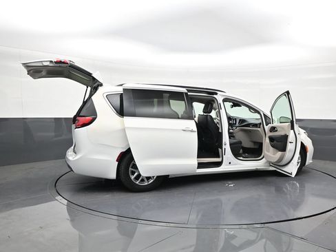 Used 2022 Chrysler Pacifica Touring-L FWD image 28