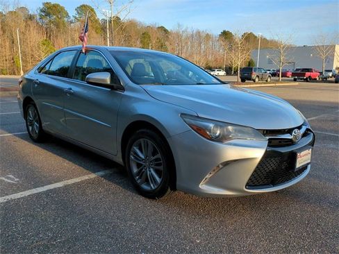 Used 2017 Toyota Camry SE image 2