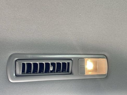 Used 2019 Toyota Highlander Plus FWD image 19