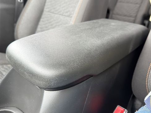 Used 2021 Chevrolet Equinox LT w/ Driver Convenience Package image 39