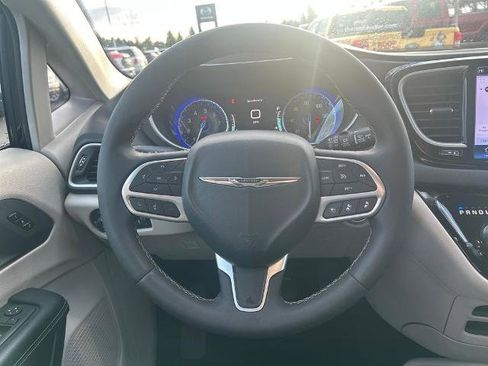 Used 2024 Chrysler Pacifica Touring-L FWD image 21