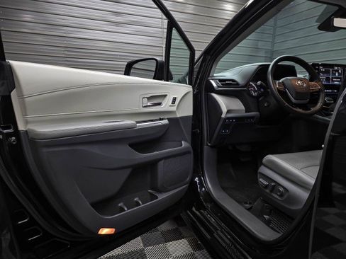 Used 2021 Toyota Sienna Limited AWD/4WD image 39
