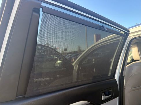 Used 2018 Toyota Highlander XLE image 23