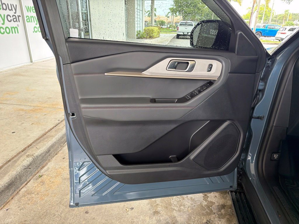 Used 2025 Ford Explorer Active RWD image 45