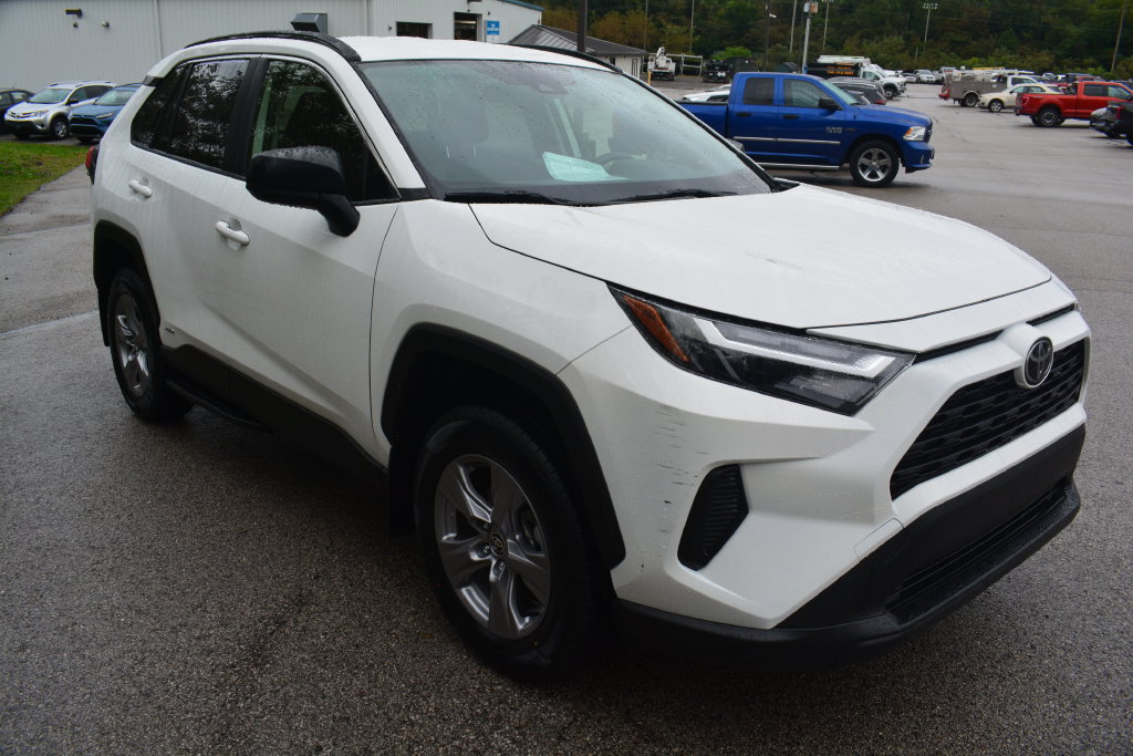 Used 2025 Toyota RAV4 LE AWD/4WD image 4
