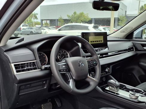 New 2025 Mitsubishi Outlander SE image 6