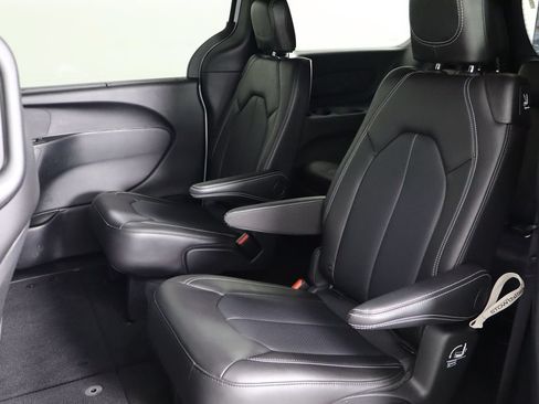 Used 2025 Chrysler Pacifica Select AWD/4WD image 8
