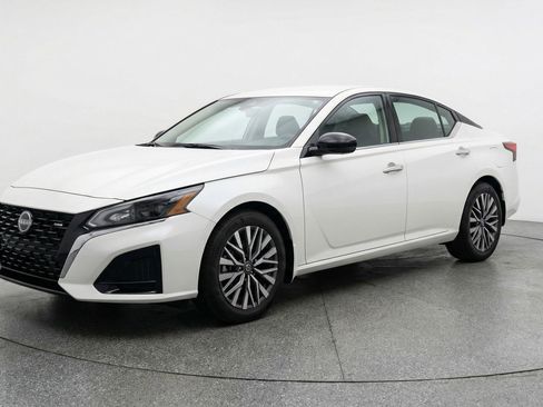 Used 2025 Nissan Altima 2.5 SV image 3