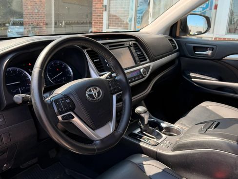 Used 2019 Toyota Highlander XLE AWD/4WD image 7