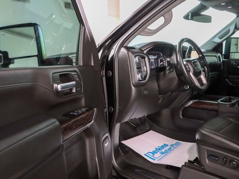 Used 2023 GMC Sierra 2500 Denali image 3