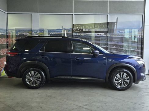 Used 2024 Nissan Pathfinder SV image 4