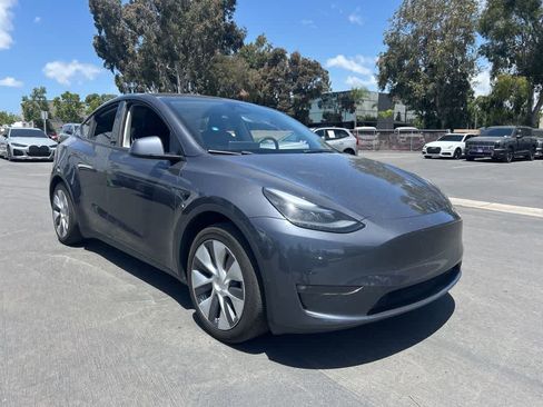Used 2023 Tesla Model Y 2WD image 2