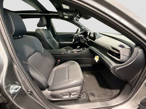 New 2025 Toyota Crown Platinum image 23