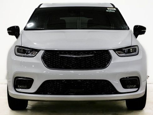 New 2026 Chrysler Pacifica Select AWD/4WD image 2
