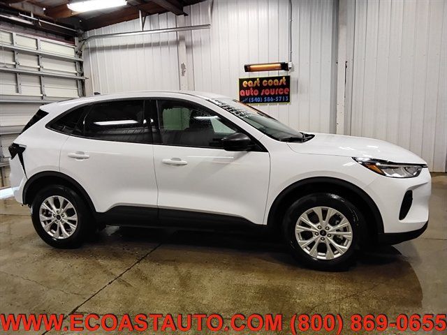 Used 2025 Ford Escape Active AWD/4WD image 2
