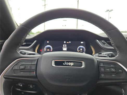 New 2025 Jeep Grand Cherokee Altitude image 36