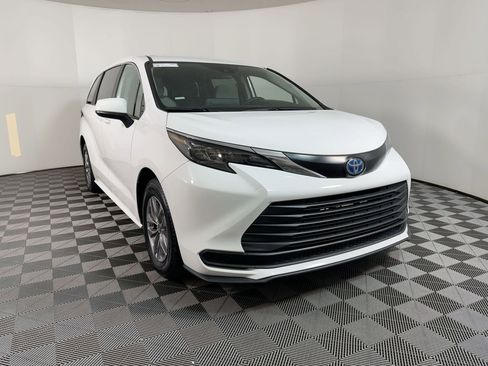 Used 2024 Toyota Sienna LE image 17