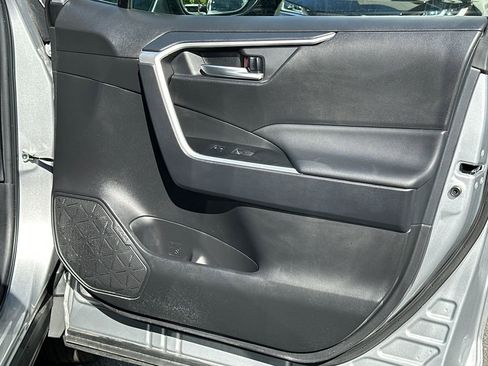 Used 2025 Toyota RAV4 XLE AWD/4WD image 12