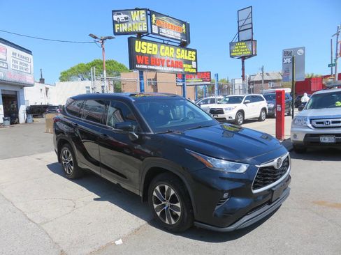 Used 2020 Toyota Highlander XLE AWD/4WD image 3