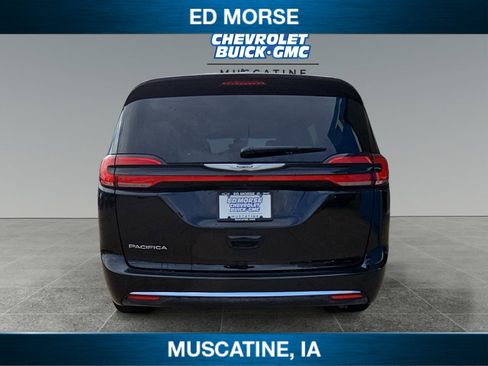Used 2024 Chrysler Pacifica Touring-L image 4