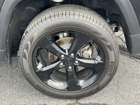 Used 2025 Jeep Grand Cherokee Limited w/ Luxury Tech Group II image 19