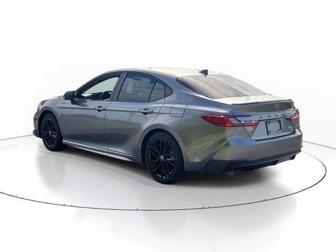 Used 2025 Toyota Camry SE image 5