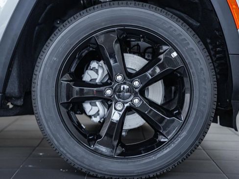 New 2025 Jeep Grand Cherokee Altitude image 16