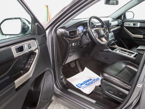 Used 2022 Ford Explorer Limited w/ Equipment Group 301A RWD image 3