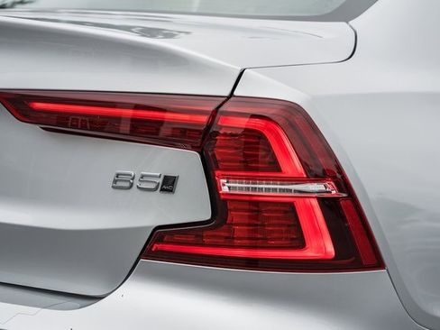 Certified 2022 Volvo S60 B5 Momentum w/ Premium Package image 8