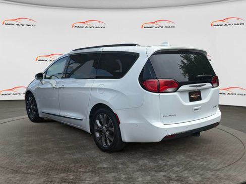 Used 2019 Chrysler Pacifica Limited w/ Tire & Wheel Group FWD image 7