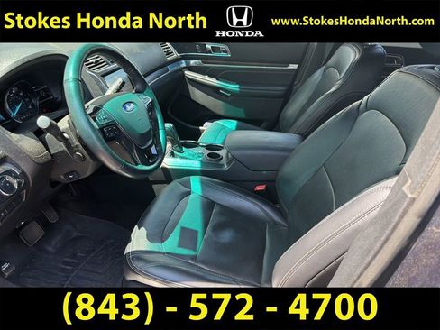 Used 2017 Ford Explorer Limited w/ Equipment Group 301A FWD image 8