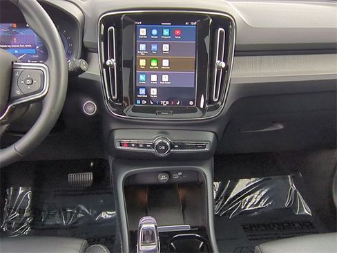 Used 2025 Volvo XC40 B5 Plus image 15