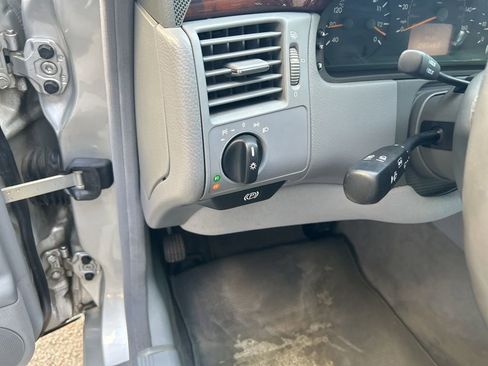 Used 2000 Mercedes-Benz E 320 Sedan image 37
