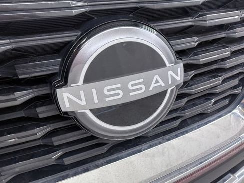 Used 2023 Nissan Rogue Platinum FWD image 11