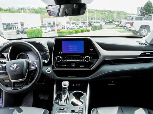 Certified 2025 Toyota Highlander XLE AWD/4WD image 33