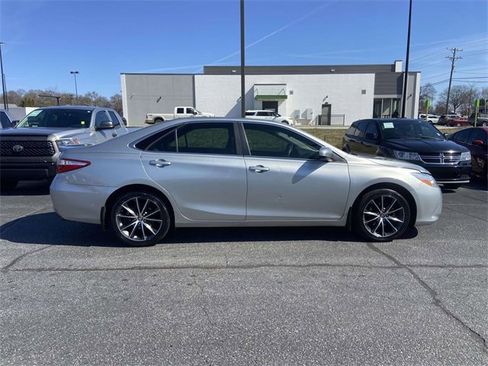 Used 2017 Toyota Camry XSE w/ Moonroof Package image 8