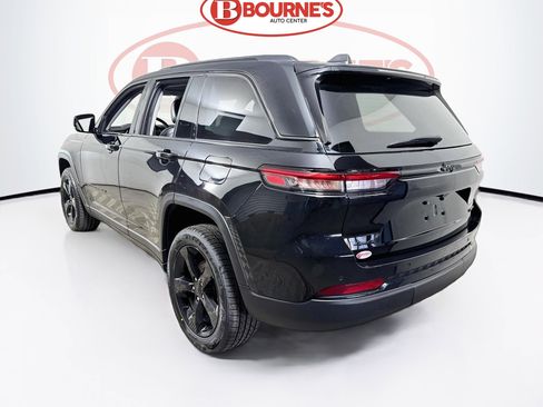 Used 2023 Jeep Grand Cherokee Limited w/ Black Appearance Package image 7