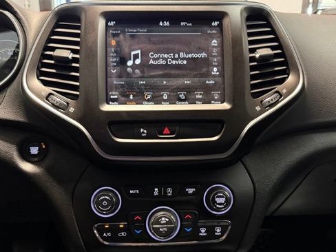 Used 2019 Jeep Cherokee Trailhawk w/ Comfort & Convenience Group AWD/4WD image 13