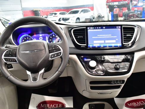 Used 2024 Chrysler Pacifica Touring-L image 28