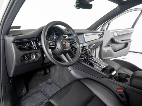 Certified 2026 Porsche Macan AWD/4WD image 4
